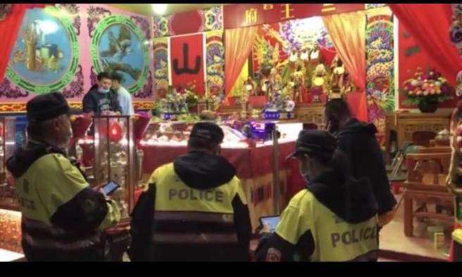 警方昨晚也集結警力，到艋舺大道、和平西路、環河南路沿線針對各紅壇及其週遭執行臨、路檢及宣導。（圖／萬華警分局提供）