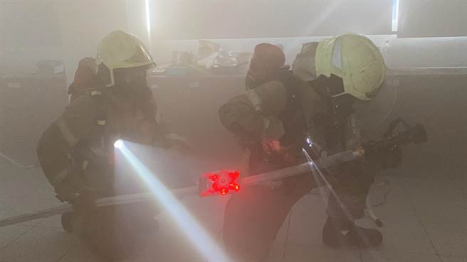 將救災用定位燈與水帶破裂止漏用魔鬼氈保護套作結合，讓原本只作為固定點放置的定位燈成了救命工具。(台南市消防局提供／劉秀芬台南傳真)