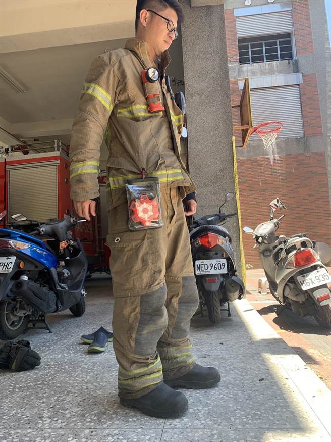 定位燈結合水帶護套，別上勾環後變得更利於攜帶。(台南市消防局提供／劉秀芬台南傳真)