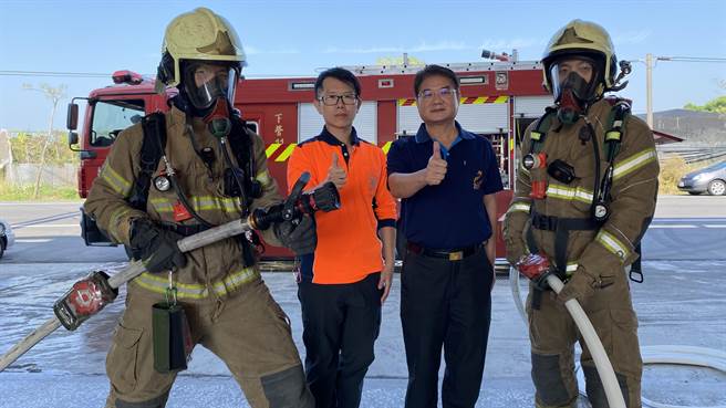 台南市消防局第2大隊下營消防分隊在整備隊上救災器材及水帶時發揮創意，將救災用定位燈與水帶破裂止漏用魔鬼氈保護套作結合。(台南市消防局提供／劉秀芬台南傳真)