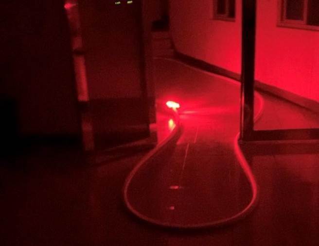 將救災用定位燈與水帶破裂止漏用魔鬼氈保護套作結合，讓原本只作為固定點放置的定位燈成了救命工具。(台南市消防局提供／劉秀芬台南傳真)