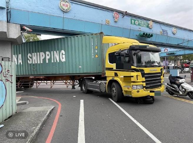 桃园市八德区24日早上11时许，1辆曳引车欲转弯不慎撞倒机车，骑士遭辗送医不治。（八德警分局提供／陈梦茹桃园传真）