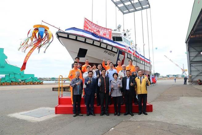 （台船承造海巡署100吨级巡防救难艇的第10艘今天举行下水典礼。图／台船提供）