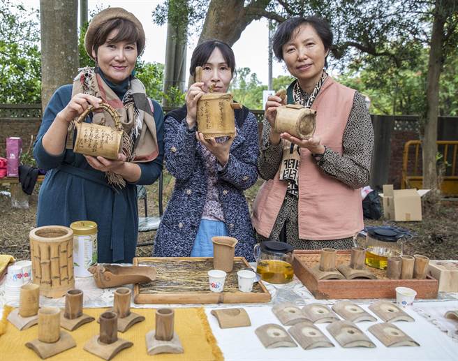  「好柿艺起来」全国55个社区工艺大集合，芎林乡永兴社区展示竹艺茶具。（罗浚滨摄）