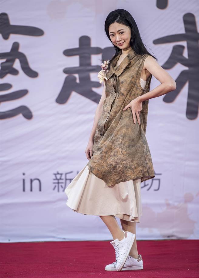   「好柿艺起来」全国55个社区工艺大集合，模特儿穿柿染服饰走秀。（罗浚滨摄）