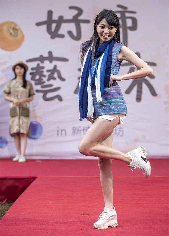  「好柿艺起来」全国55个社区工艺大集合，模特儿穿原住民编织服饰走秀。（罗浚滨摄）