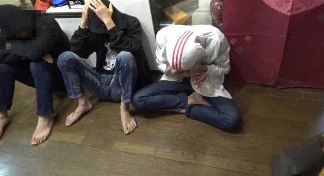 李嫌(左)交保期间仍继续利用毒品吸收青少年入帮派。（翻摄照片／洪靖宜高雄传真）