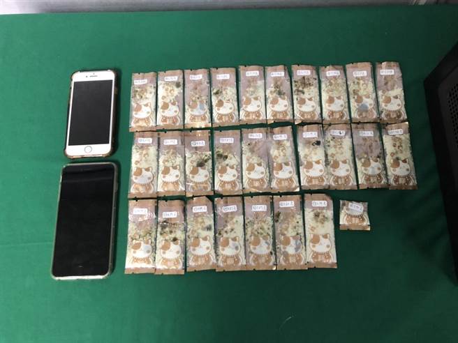 现场查扣28包毒咖啡包。（翻摄照片／洪靖宜高雄传真）