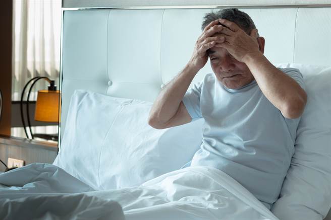 泌尿科医师顾芳瑜建议，有夜尿症的患者在睡前6小时减少水分摄取，可以有效缓解夜尿情形。(示意图/达志影像)