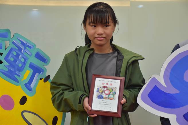 通霄国小学生曾秀珍虽出身弱势家庭，仍坚持用绘画写人生，获得全国儿童画展特优。（谢明俊摄）