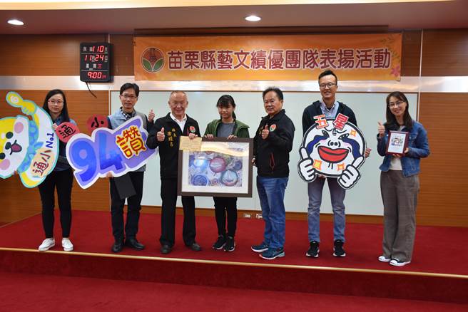 通霄国小学生曾秀珍将得奖作品「童年」复本赠送给县长徐耀昌。（谢明俊摄）