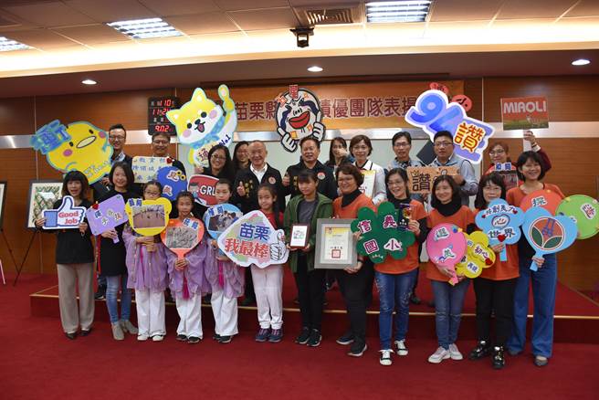 苗栗县长徐耀昌24日颁奖表扬艺术表现优秀学生及学校。（谢明俊摄）