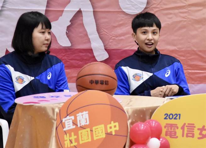 潘姿吟(右)、王游乙文兩名電信女籃球員今天回到母校壯圍國中。(黃及人攝)