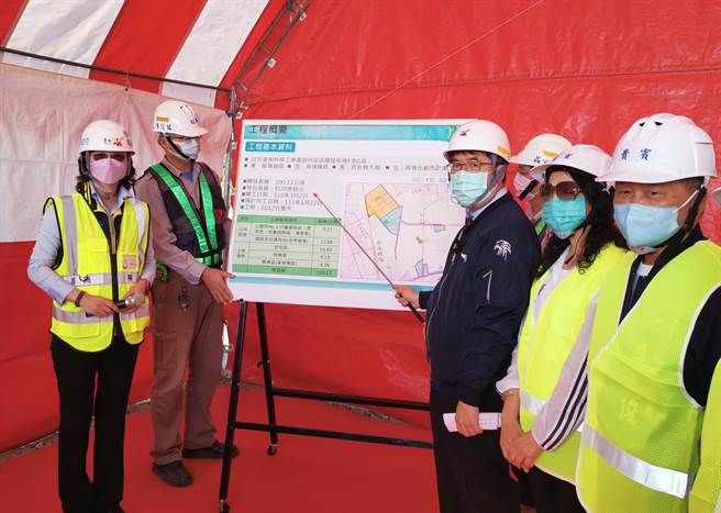 台南市長黃偉哲(左三)24日視察南科FG區段徵收工程。(劉秀芬攝)