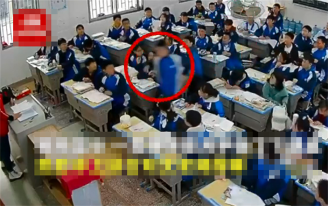 大陸湖南1所高中日前爆出1名學生失控向老師揮拳事件，當時該學生課堂時突然起身到講台朝老師毆打，其他同學連忙上前拉開。（翻攝自陸媒）