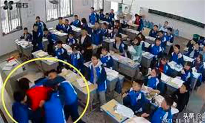 大陸湖南1所高中日前爆出1名學生失控向老師揮拳事件，當時該學生課堂時突然起身到講台朝老師毆打，其他同學連忙上前拉開。（翻攝自陸媒）
