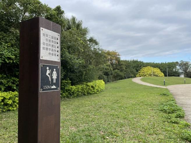 桃園觀音「崙坪文化地景園區」廁所告示牌有男生爬牆偷窺、掀女生裙子等的圖示，引發熱議。(蔡依珍攝)