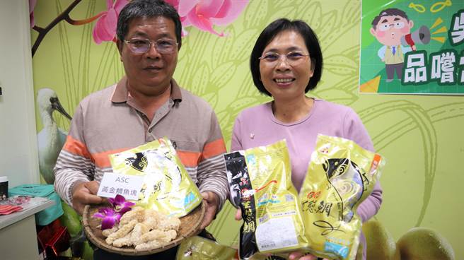 南瀛养殖协会理事长周志亮（左）表示，要取得ASC认证的台湾鲷，相当不容易，希望大家多支持及採购。（张毓翎摄）