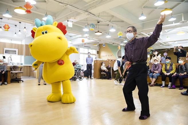 台湾人寿祖孙三代健走拾光台湾阿龙送暖首站来到屏东永大多元照顾中心，为爷爷奶奶们带来欢乐。（台寿提供）