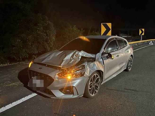 高雄市田寮、旗山區交界的台28線道24日凌晨1時許發生水鹿與汽車的車禍，汽車的引擎蓋毀損，駕駛沒有受傷。（馬頭山自然人文協會提供／林瑞益高雄傳真）