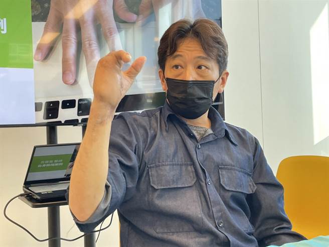 高雄47岁郑姓男子在一场工安意外中失去右手4根手指，高雄博田国际医院骨科部长吕俊宽及医师林高田共同操刀，将郑男的右脚趾移植到右手食指，让他右手重生，能再次写字、提物。（洪浩轩摄）