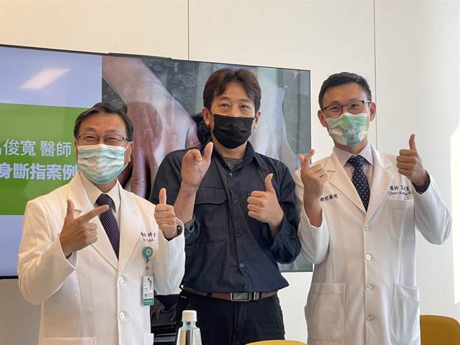高雄47岁郑姓男子在一场工安意外中失去右手4根手指，高雄博田国际医院骨科部长吕俊宽及医师林高田共同操刀，将郑男的右脚趾移植到右手食指，让他右手重生，能再次写字、提物。（洪浩轩摄）