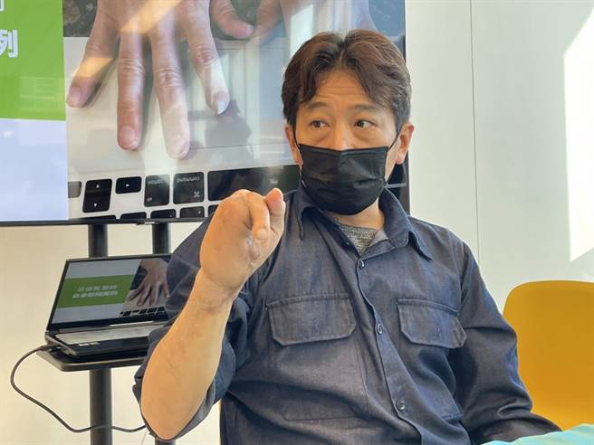 高雄47岁郑姓男子在一场工安意外中失去右手4根手指，高雄博田国际医院骨科部长吕俊宽及医师林高田共同操刀，将郑男的右脚趾移植到右手食指，让他右手重生，能再次写字、提物。（洪浩轩摄）