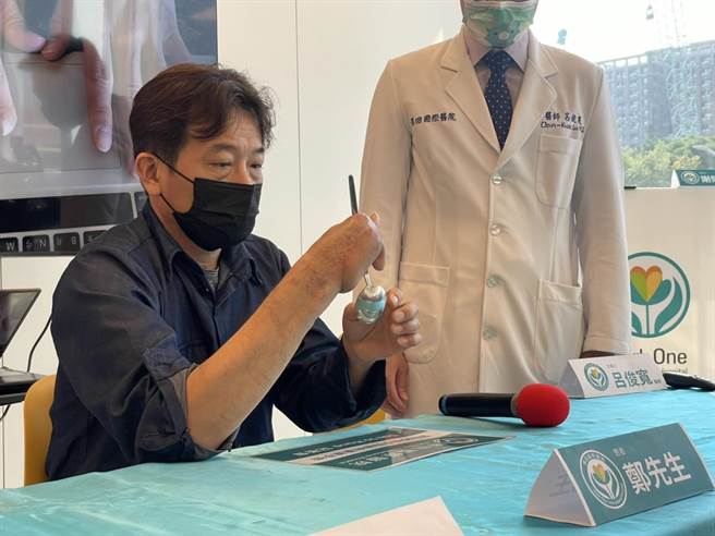 高雄47岁郑姓男子在一场工安意外中失去右手4根手指，高雄博田国际医院骨科部长吕俊宽及医师林高田共同操刀，将郑男的右脚趾移植到右手食指，让他右手重生，能再次写字、提物。（洪浩轩摄）
