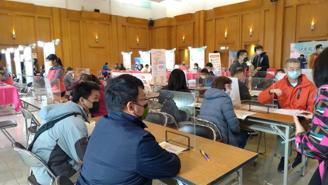 台中市府舉辦「就業新食代．犇向薪未來」廠商聯合徵才，共邀集16家優質企業設攤，提供353個職缺。（台中市府提供／盧金足台中傳真）