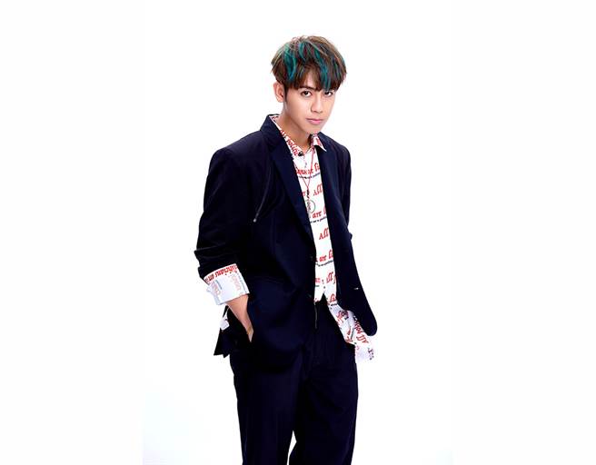 2022高雄跨年 「全创作唱跳歌手」鼓鼓吕思纬，巩固蓬莱舞台唱作俱佳的跨年舞台魅力。