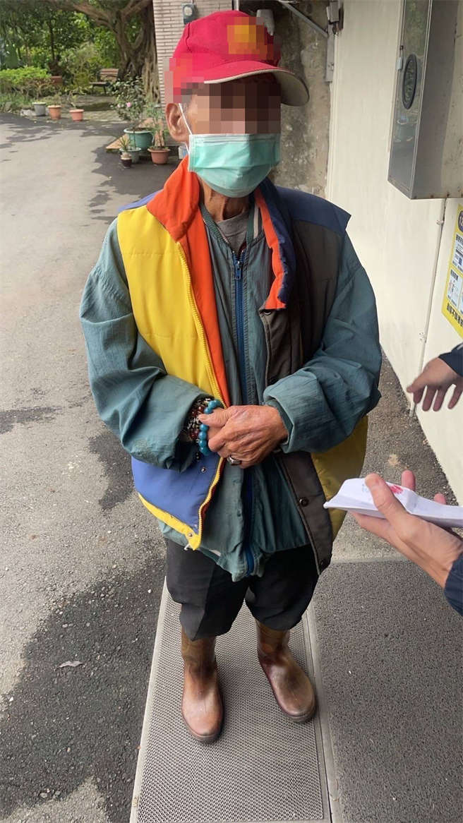 年约8旬的李男24日上午在赖清德位于八里的寓所外鬼鬼祟祟，被站哨的宪兵发现。（翻摄照片／王扬杰新北传真）