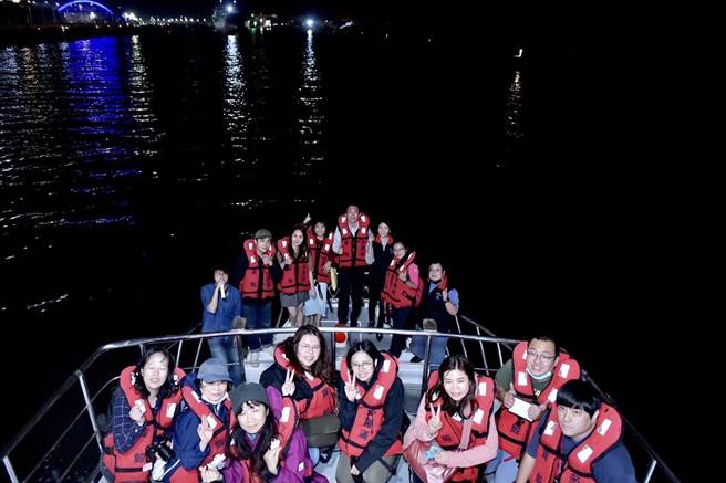 花蓮縣府與賞鯨業者合作天文系列活動頗受好評，日前再推「雨天備案」踩線團，即使碰上雨天也能有滿滿行程。（縣府觀光處提供／王志偉花蓮傳真）