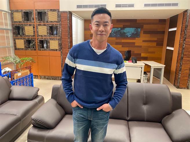 江俊翰大变身回归八点檔《黄金岁月》。（民视提供）