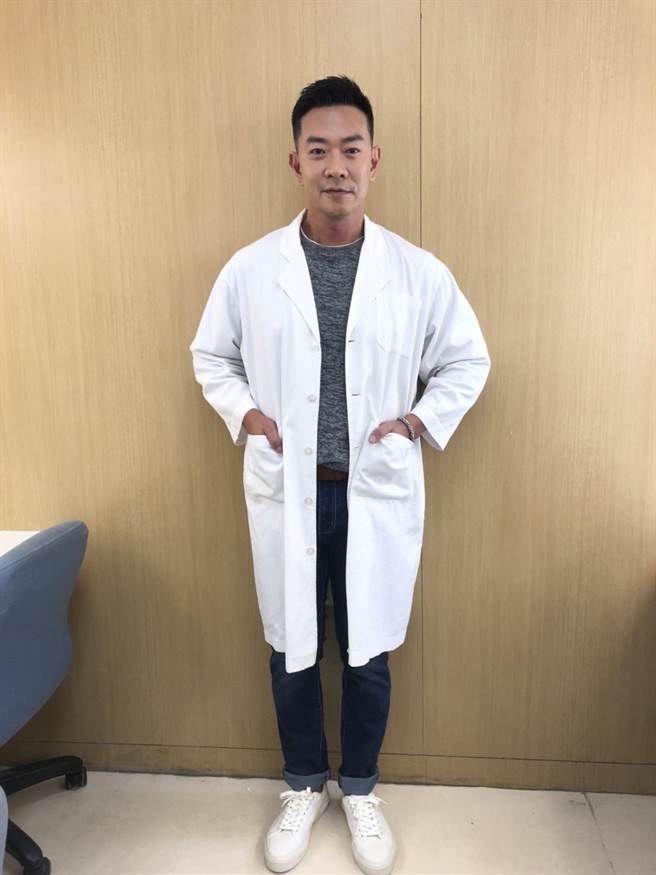 江俊翰大变身回归八点檔《黄金岁月》饰演小镇医师。（民视提供）