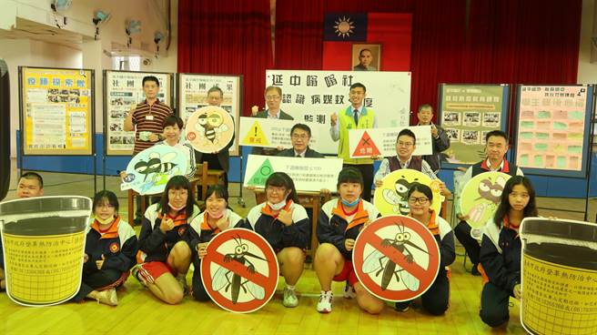 台南市教育局与成功大学合作首创开发「校园登革热预警系统」，今天发表。(曹婷婷摄)