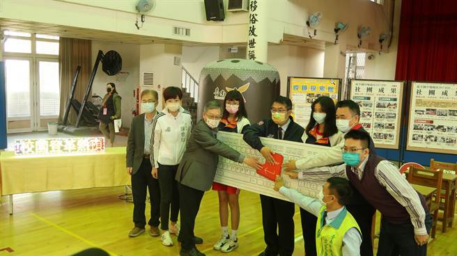 台南市教育局与成功大学合作首创开发「校园登革热预警系统」。(曹婷婷摄)