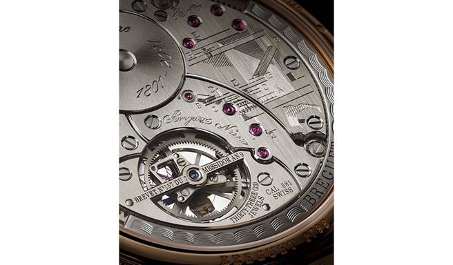 陀飞轮上刻有「Brevet N° 157」的字样，是宝玑大师在220年前取得陀飞轮发明专利的编号。（图/Breguet提供）