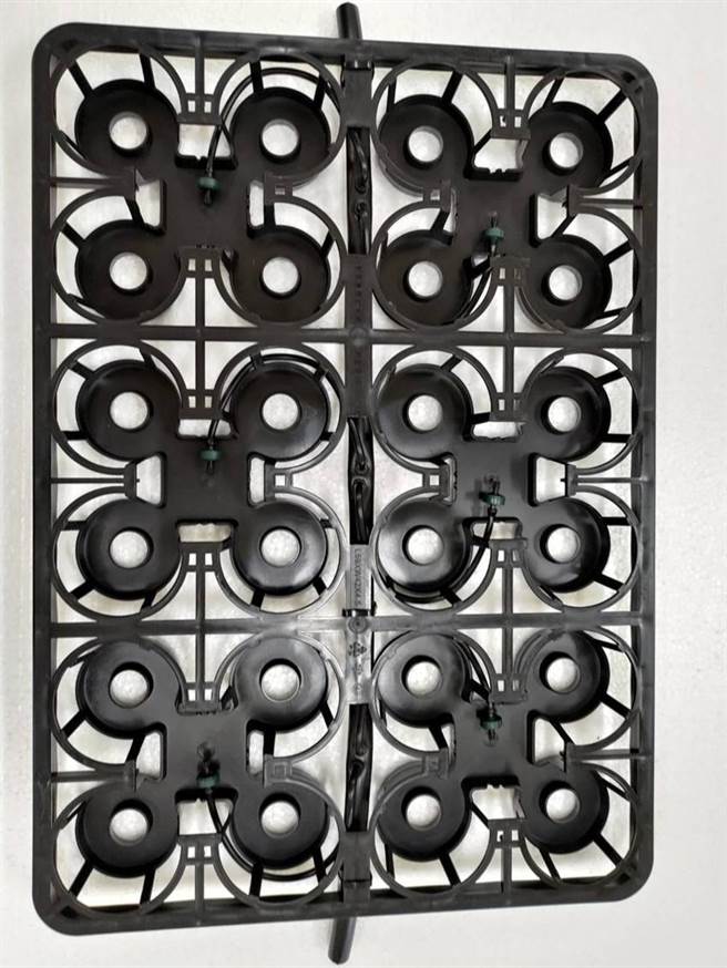 （「底部灌溉栽培端盘」串接稳压滴头灌溉系统，省工又节水。图／桃园场提供）