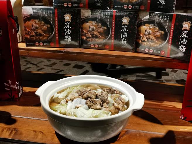 抢攻即食市场，西港农会推麻油鸡料理包。(刘秀芬摄)