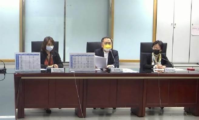 台北市副市長蔡炳坤表示，3種疫苗預約情形有明顯差距，BNT預約率為93.6％、AZ預約率為55.85％，而莫德納預約率僅13.78％，後續會再了解為何莫德納量能有如此落差。（摘自北市衛生局記者會直播）