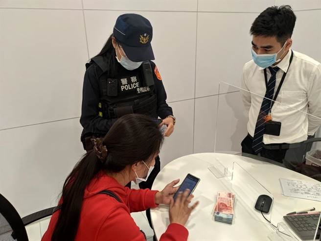 头份警分局头份所员警阻止玛姓女子被诈。（头份警分局提供／谢明俊苗栗传真）