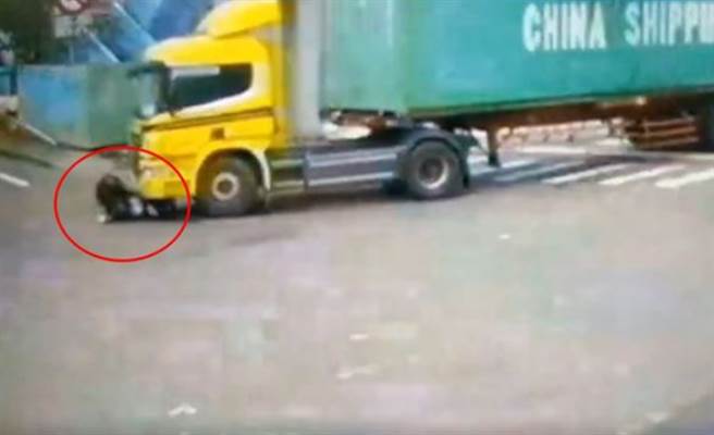 机车骑士3秒钟就消失在的画面中。（图／翻摄画面）