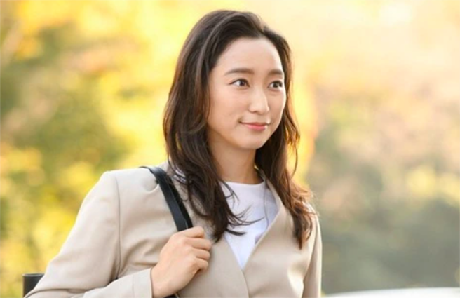 杏在《日本沈没》中演出周刊记者。（取自日本Yahoo!）
