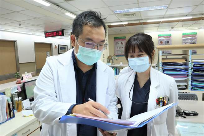 卫生福利部桃园医院神经内科医师邱诩怀解释，隐球菌为霉菌的一种，常见于土壤、腐烂有机物、鸟类排泄物，常经由呼吸道吸入而感染。（陈梦茹摄）