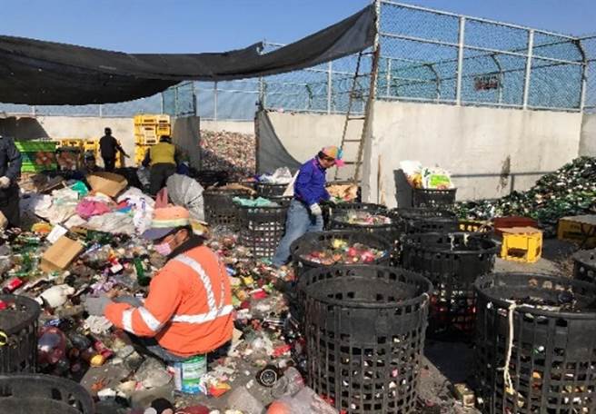 每天垃圾車清運量約20公噸，回場後由隊員整理清出像是廢鐵、配金屬、廢紙張、玻璃器皿等，經過議價賣給上游業者。（公所提供／吳建輝彰化傳真）