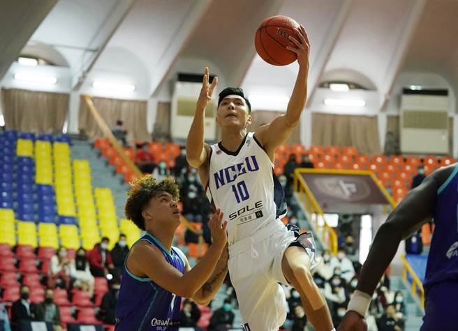 政治大学王凯裕此役攻下14分，并和队友游艾喆上演空中接力灌篮美技。（大专体总提供）