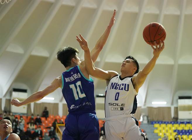 政治大学林彦廷（右）19分。（大专体总提供）