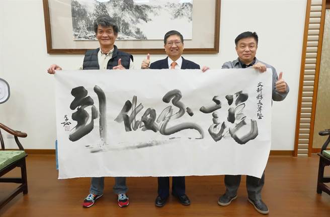 书法大师吴季如、陶艺大师吴家标日前拜访新竹县长杨文科（中），致赠自身作品。（庄旻静摄）