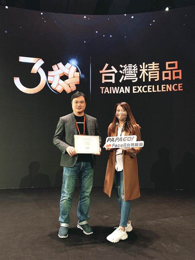 （PAPAGO! Face8台湾脸霸荣获第30届台湾精品奖，由行销长施心曼(左)及品牌总监陈玫伶代表参与颁奖典礼。图／研勤提供）
