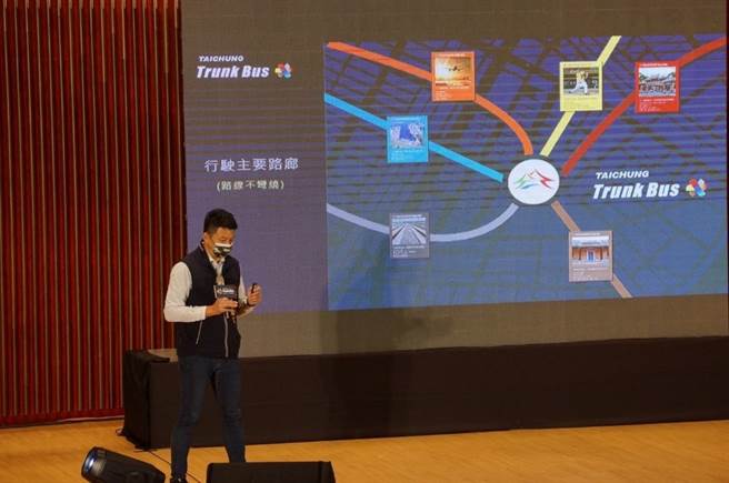 台中市政府推动六大路廊干线公车，明年即将上路，图为交通局叶昭甫局长于发表会上说明干线公车规划构想。(台中市政府提供)